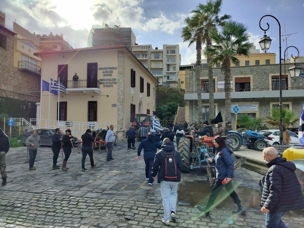 Κρήτη: Κατέλαβαν τα γραφεία της Αποκεντρωμένης Διοίκησης οι αγρότες του Ηρακλείου