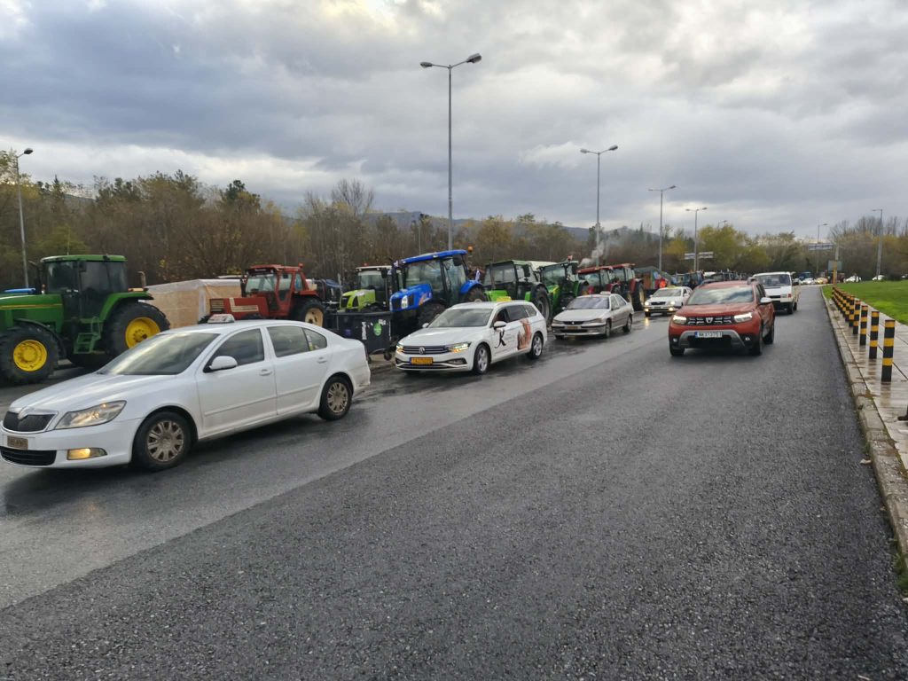 Οδηγοί ταξί και φορτηγών στο πλευρό των αγροτών στον Προμαχώνα