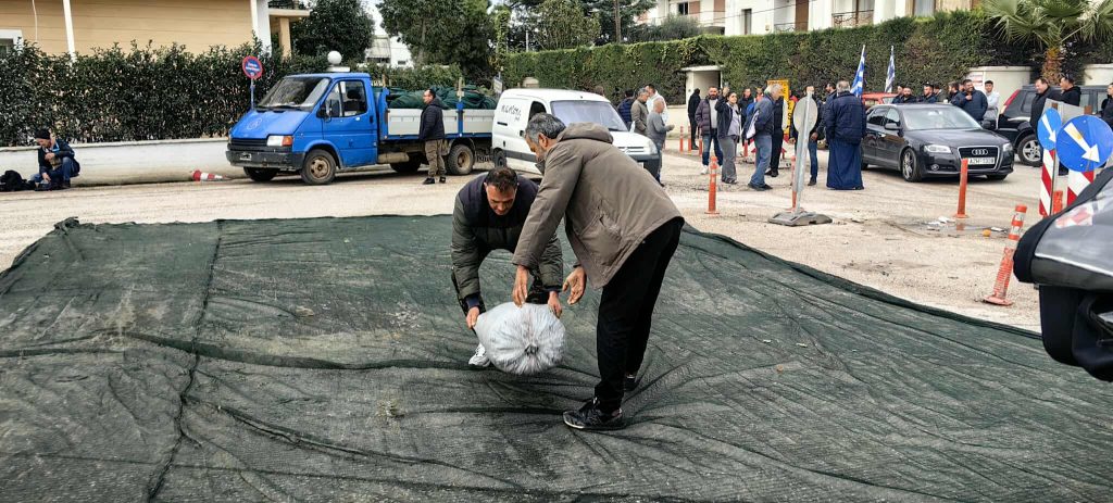 Αμετακίνητοι οι αγρότες στα μπλόκα – Εξαπλώνονται σε όλη τη χώρα οι κινητοποιήσεις