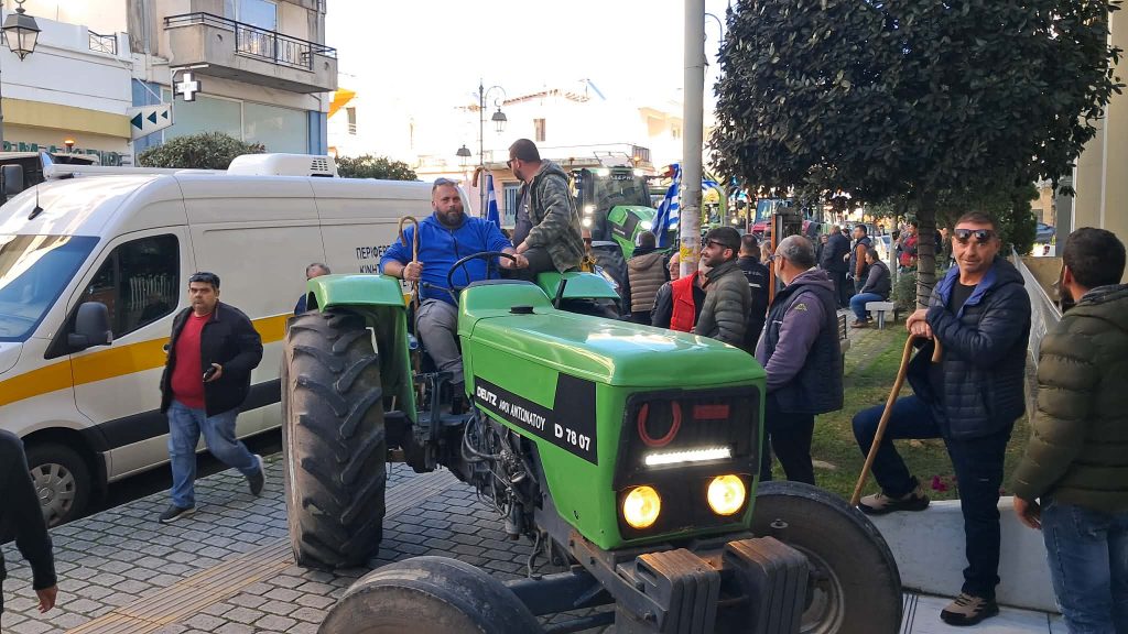 Μηχανοκίνητη πορεία μέσα στην πόλη του Πύργου από αγρότες και κτηνοτρόφους της Ηλείας