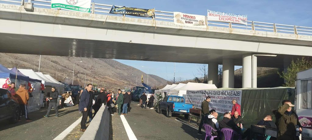 Κλιμακώνουν τον αγώνα τους οι αγρότες της Δυτ. Μακεδονίας με κλείσιμο των γραφείων του ΟΠΕΚΕΠΕ