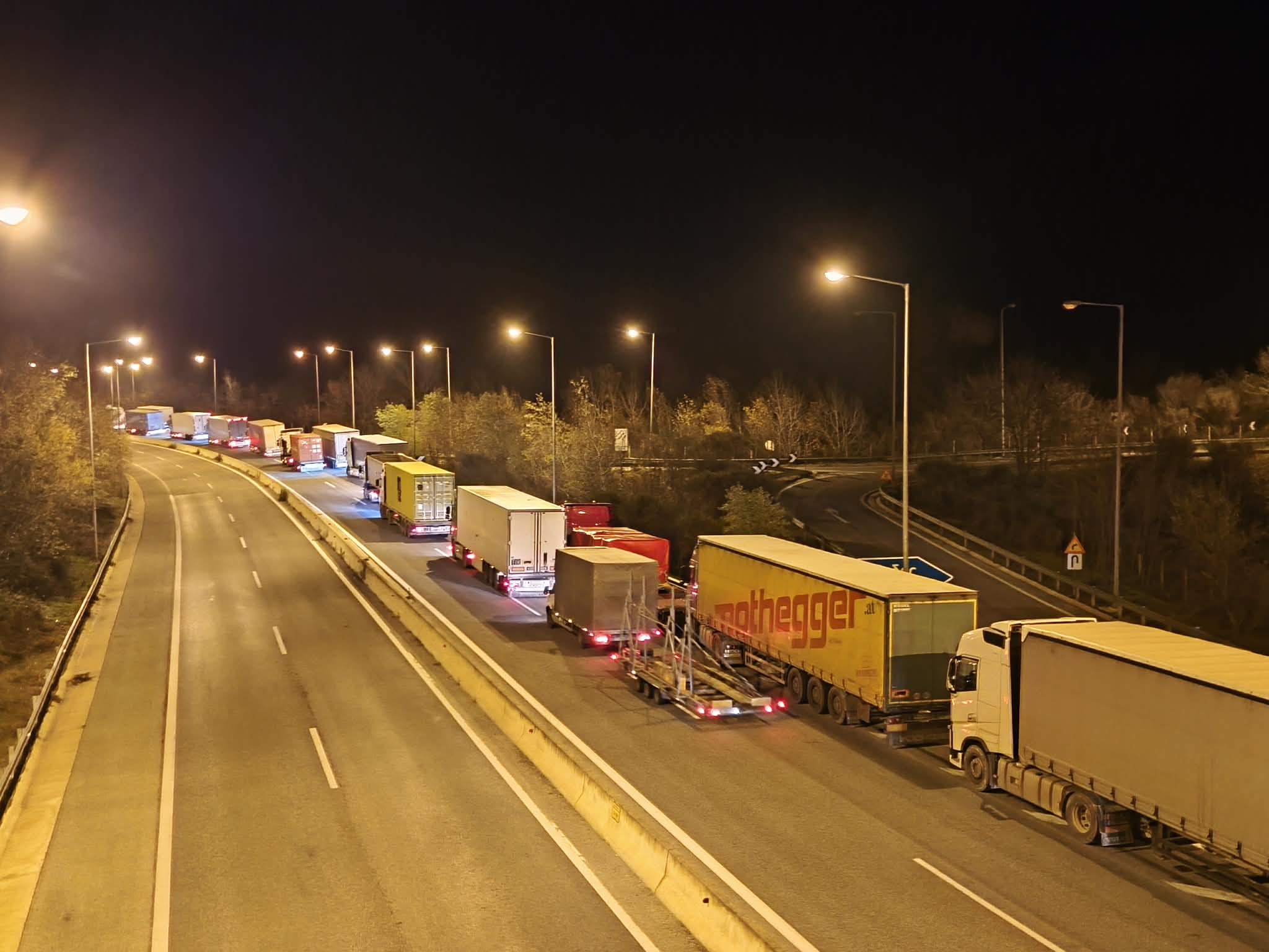 Προμαχώνας: Ουρές χιλιομέτρων με νταλίκες λόγω του μπλόκου των αγροτών (βίντεο)