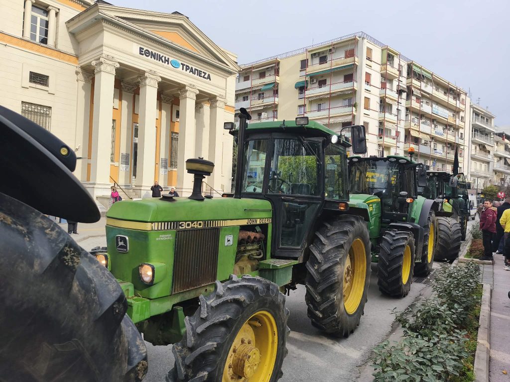 Το ΕΡΤnews στο λιμάνι του Βόλου: Τελεσίγραφο να εγκαταλείψουν το λιμάνι αγρότες και αλιείς