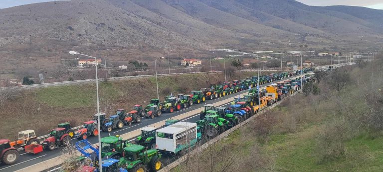 Αγρότες Δυτ. Μακεδονίας: Παραμένουν στο μπλόκο με 700 τρακτέρ – Κάλεσμα για γενική απεργία