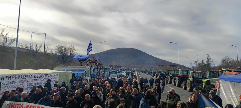 Ουρές χιλιομέτρων από φορτηγά μετά το μπλόκο στην Ε.Ο. Κοζάνης – Ιωαννίνων από αγρότες και κτηνοτρόφους στη Σιάτιστα Κοζάνης