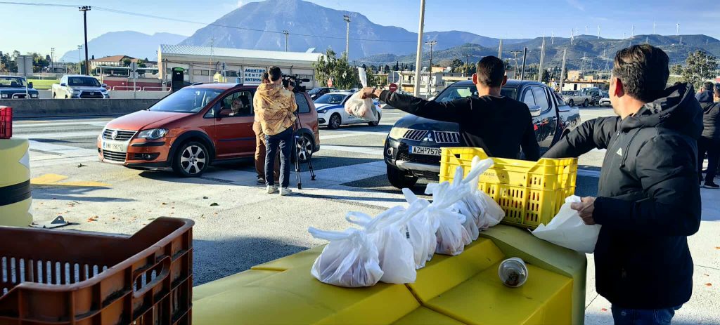 Σε κλοιό αγροτικών κινητοποιήσεων η χώρα: Ένταση στο Ρίο – Άνοιξε το λιμάνι του Βόλου