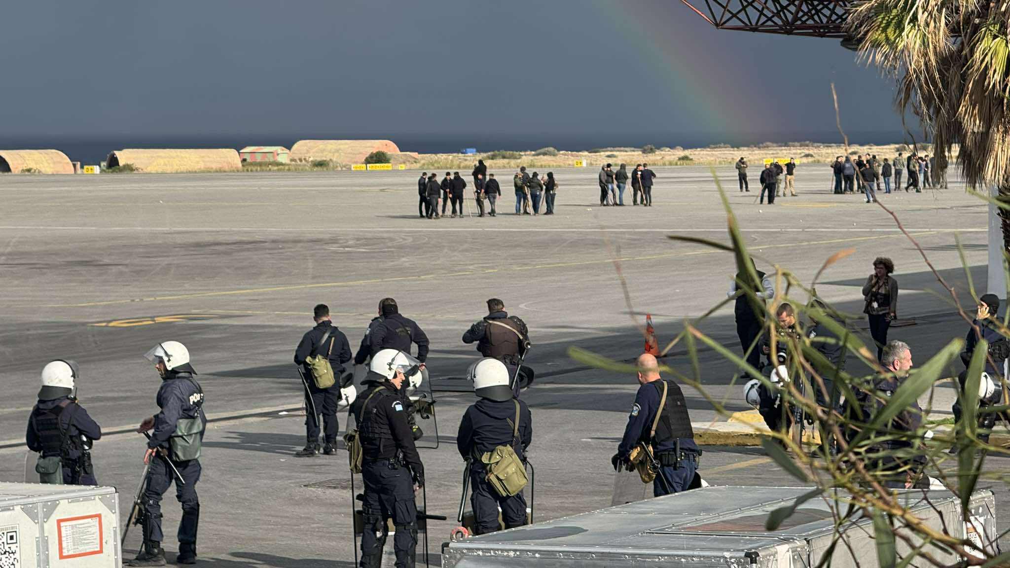 Ηράκλειο: Στην πίστα του αεροδρομίου οι αγρότες – Ακυρώθηκαν πτήσεις (βίντεο)