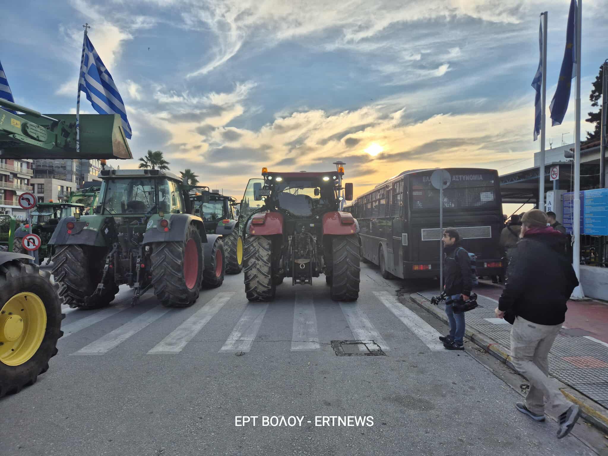 Στο λιμάνι του Βόλου κατευθύνονται οι αγρότες παρουσία ισχυρών αστυνομικών δυνάμεων