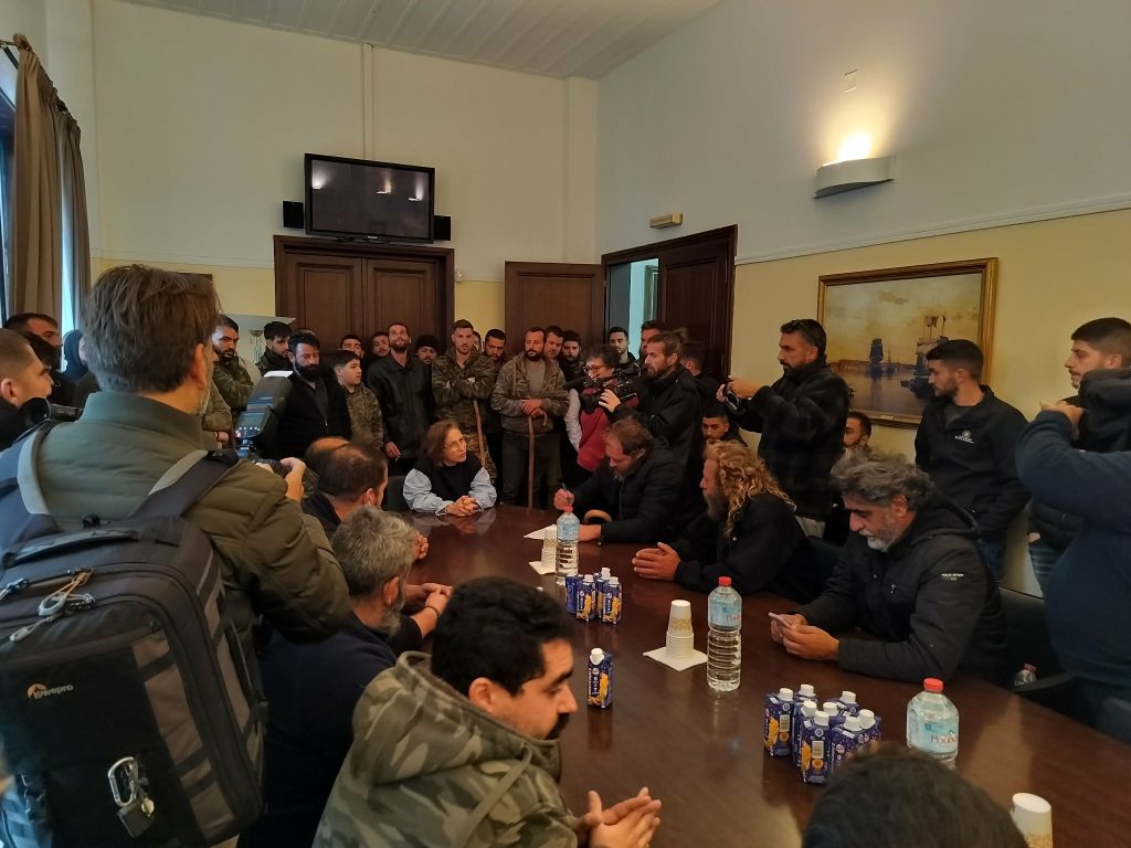 Κρήτη: Κατέλαβαν τα γραφεία της Αποκεντρωμένης Διοίκησης οι αγρότες του Ηρακλείου