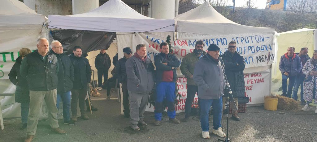 Ουρές χιλιομέτρων από φορτηγά μετά το μπλόκο στην Εγνατία από αγρότες και κτηνοτρόφους στη Σιάτιστα Κοζάνης