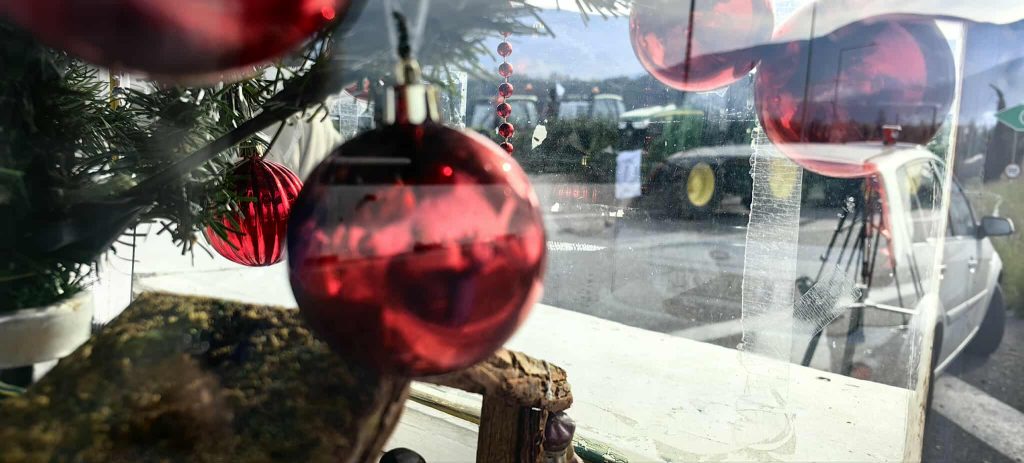 Με χριστουγεννιάτικο δέντρο απαντούν οι αγρότες της Αχαΐας – Δηλώνουν ότι θα κάνουν γιορτές στους δρόμους