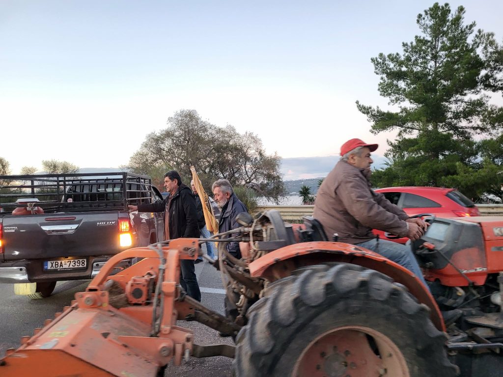 Χανιά: Στη Λάρισα οι αγρότες των Χανίων. Εκλεισαν συμβολικά για μια ώρα τον ΒΟΑΚ