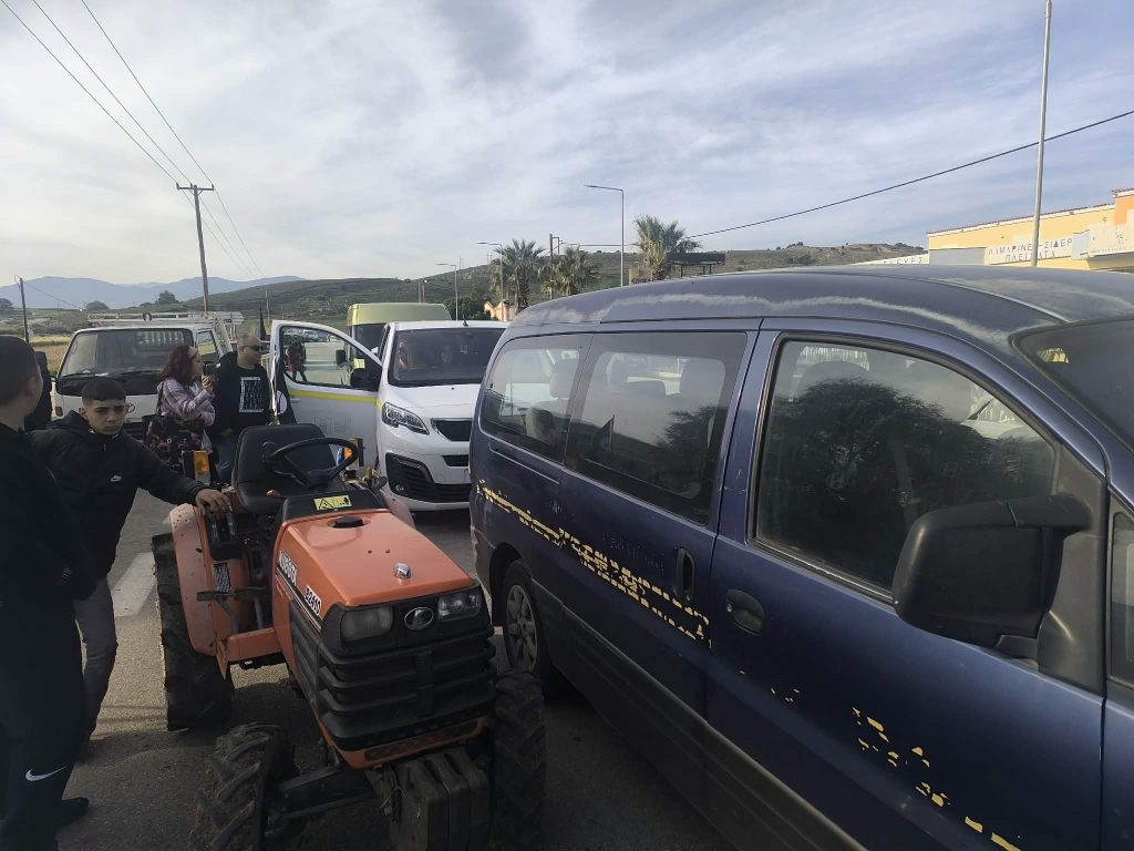 Συμβολικό κλείσιμο του δρόμου Καλλονής – Μυτιλήνης από τους αγρότες της Λέσβου