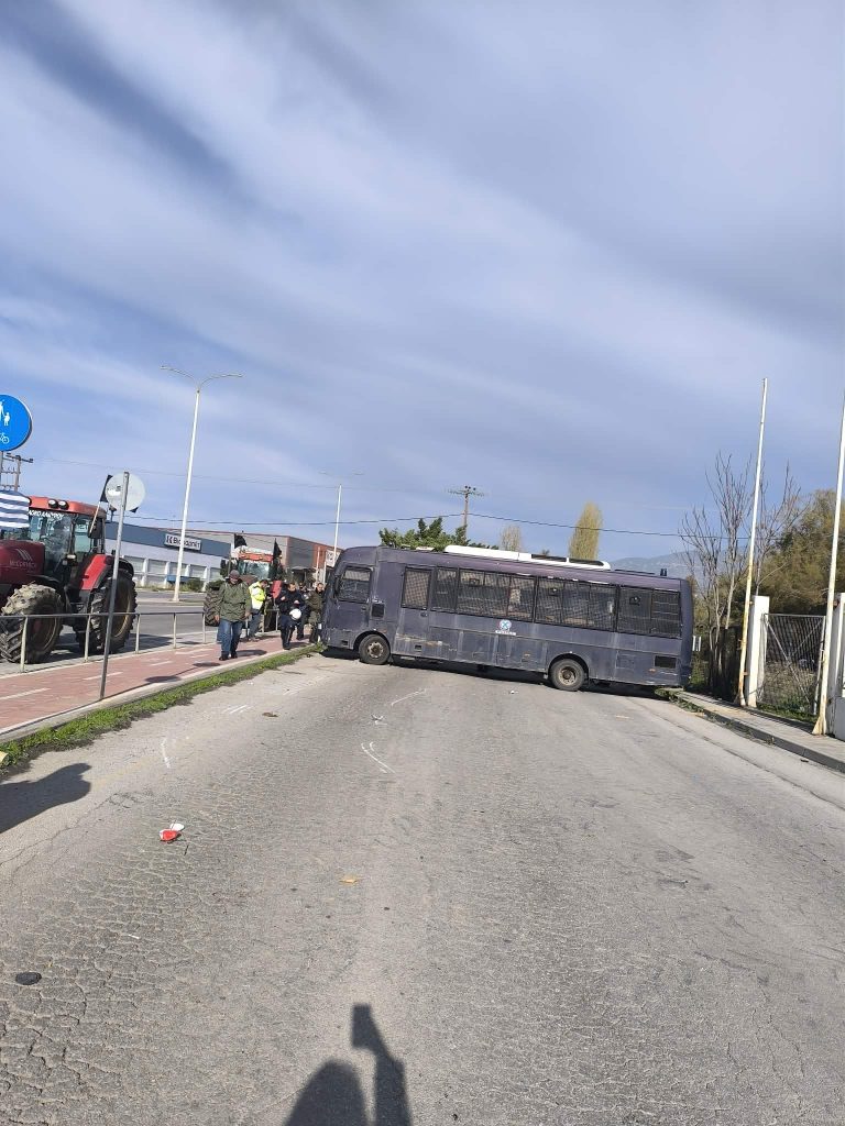 Άνοιξε το λιμάνι του Βόλου: Αποχώρησαν αγρότες και αλιείς – Κανονικά τα δρομολόγια των «δελφινιών»