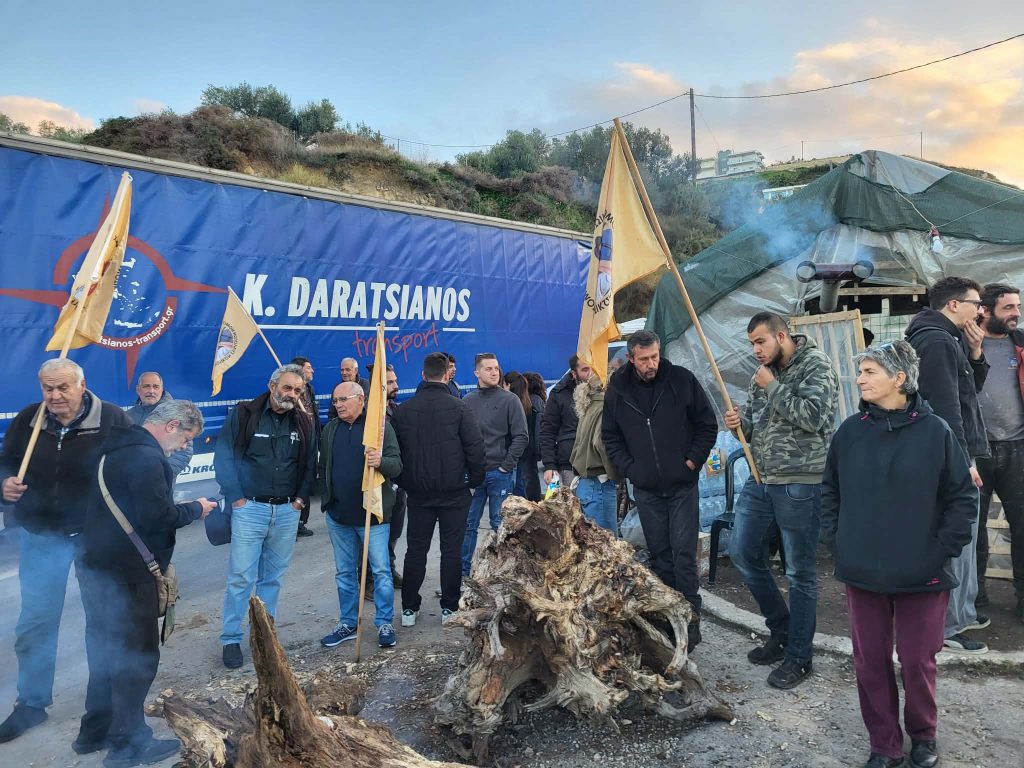 Χανιά: Στη Λάρισα οι αγρότες των Χανίων. Εκλεισαν συμβολικά για μια ώρα τον ΒΟΑΚ