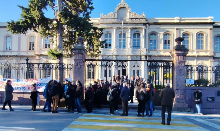 Μυτιλήνη: 24 Νοεμβρίου, η εξ αναβολής δίκη για τα επεισόδια στη Βάστρια – “Όχι” στην ποινικοποίηση των αγώνων είπαν οι αγρότες έξω από τα δικαστήρια