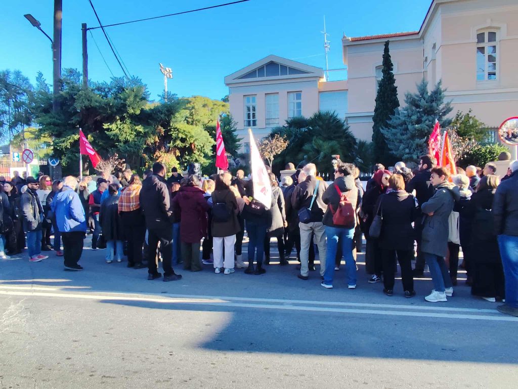 Μυτιλήνη: 24 Νοεμβρίου, η εξ αναβολής δίκη για τα επεισόδια στη Βάστρια – “Όχι” στην ποινικοποίηση των αγώνων είπαν οι αγρότες έξω από τα δικαστήρια