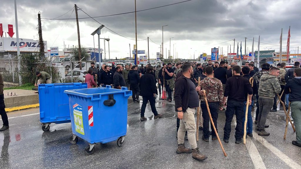 Σοβαρά επεισόδια στο αεροδρόμιο Χανίων: Οι αγρότες αναποδογύρισαν περιπολικό – Ένας αστυνομικός τραυματίας