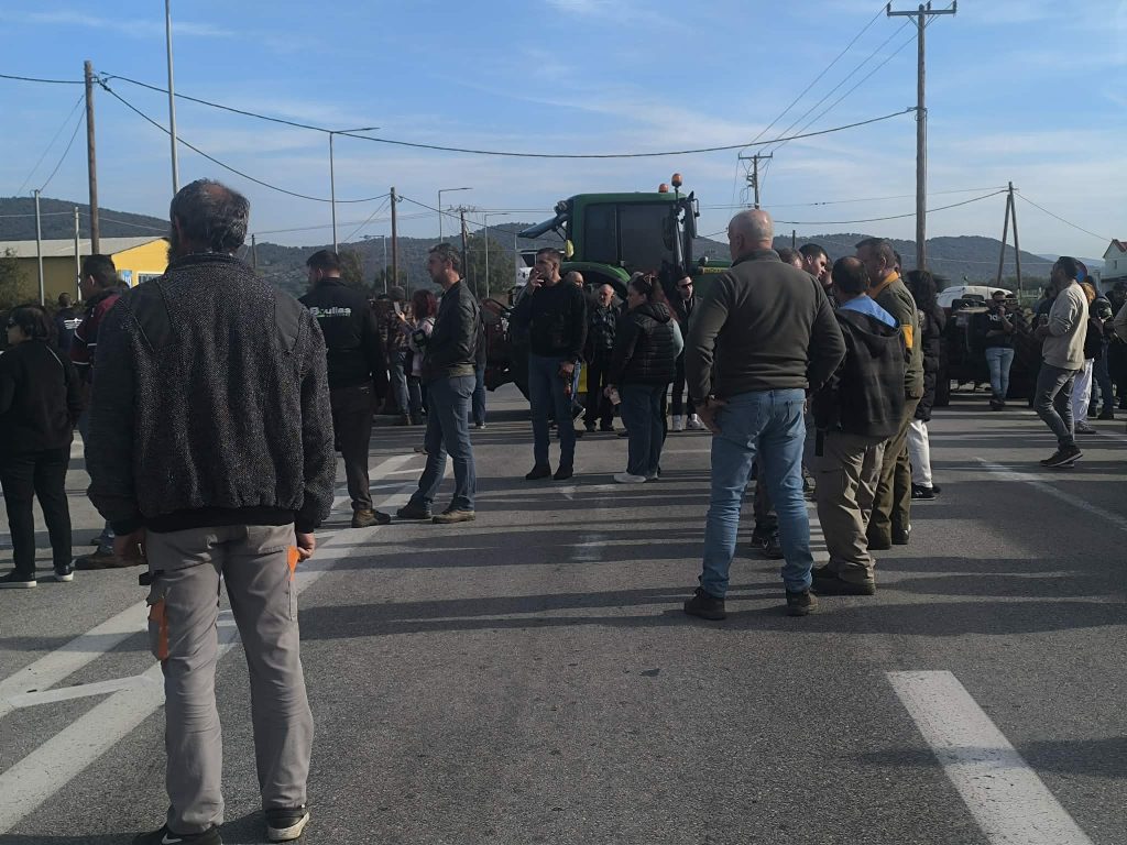 Συμβολικό κλείσιμο του δρόμου Καλλονής – Μυτιλήνης από τους αγρότες της Λέσβου