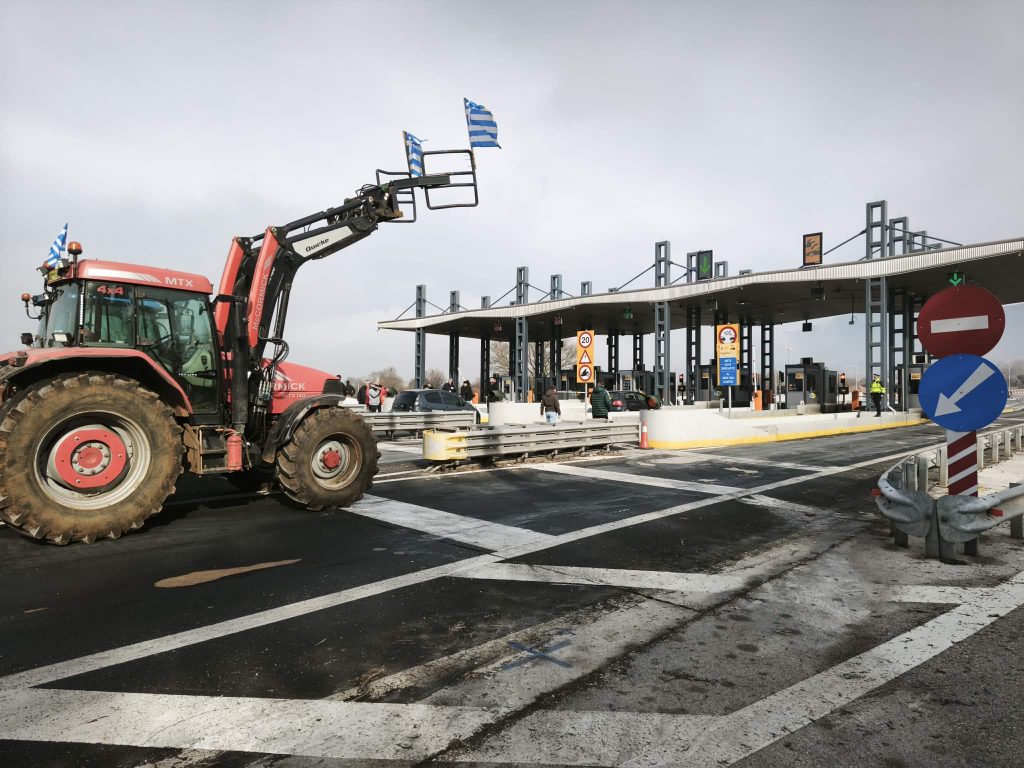 Αγρότες σηκώνουν τις μπάρες των διοδίων για ελεύθερες διελεύσεις πολιτών – Συνεχίζονται οι κινητοποιήσεις σε όλη τη χώρα