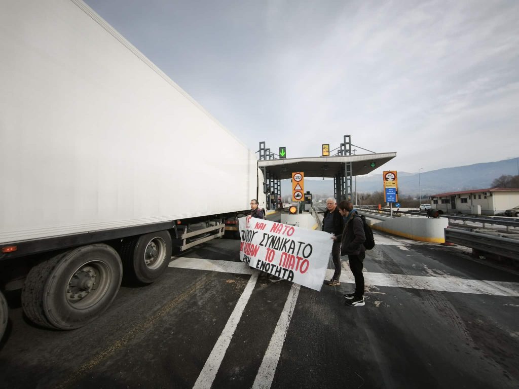 Αγρότες σηκώνουν τις μπάρες των διοδίων για ελεύθερες διελεύσεις πολιτών – Συνεχίζονται οι κινητοποιήσεις σε όλη τη χώρα
