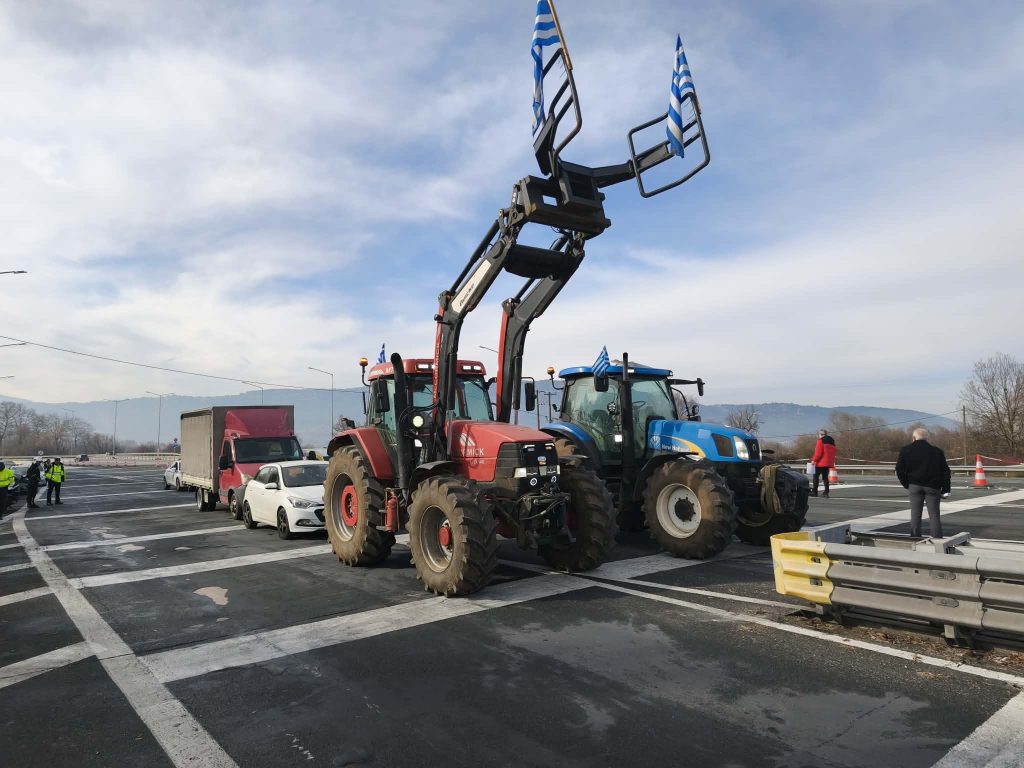 Αγρότες σηκώνουν τις μπάρες των διοδίων για ελεύθερες διελεύσεις πολιτών – Συνεχίζονται οι κινητοποιήσεις σε όλη τη χώρα