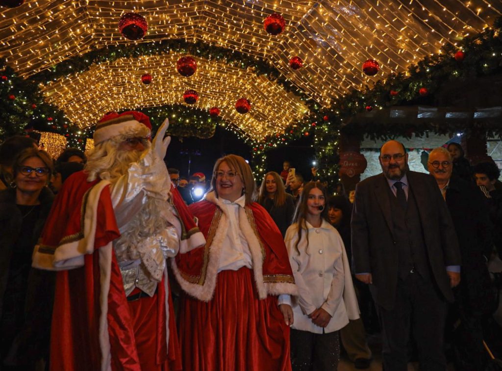 Εντυπωσιακή η άφιξη του Άγιου Βασίλη στην Καλλονή της Λέσβου (φωτογραφίες)
