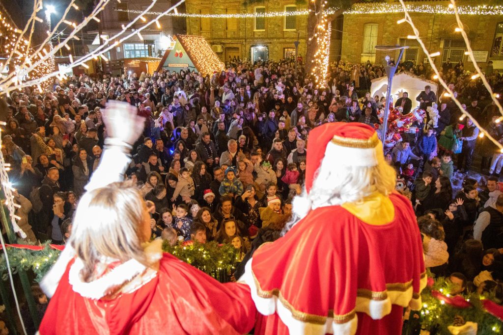 Εντυπωσιακή η άφιξη του Άγιου Βασίλη στην Καλλονή της Λέσβου (φωτογραφίες)