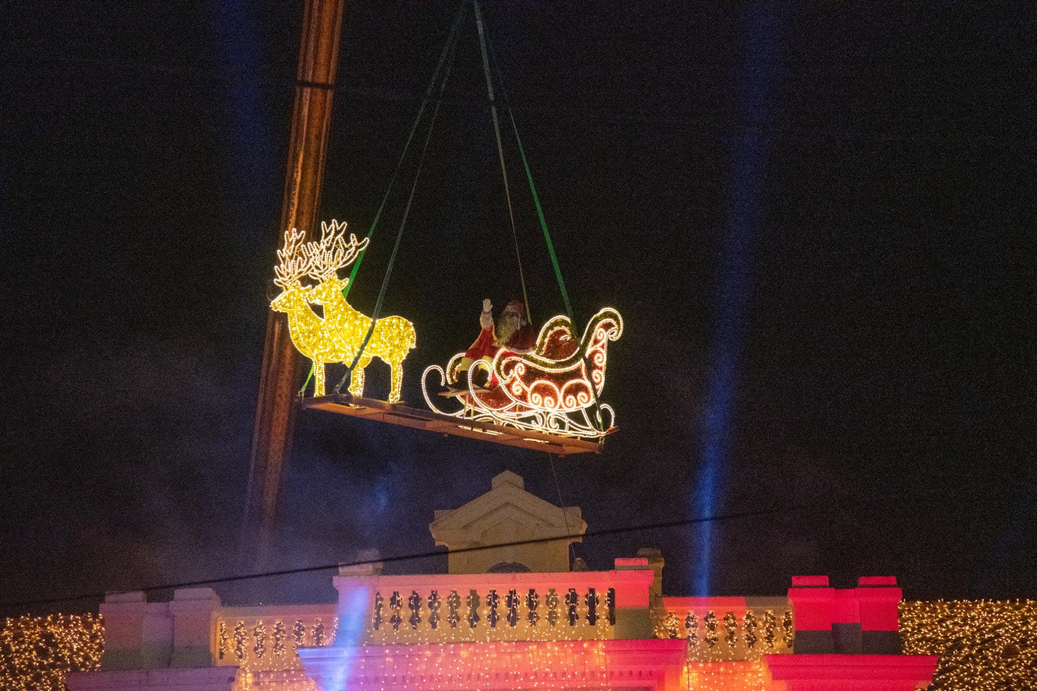 Εντυπωσιακή η άφιξη του Άγιου Βασίλη στην Καλλονή της Λέσβου (φωτογραφίες)