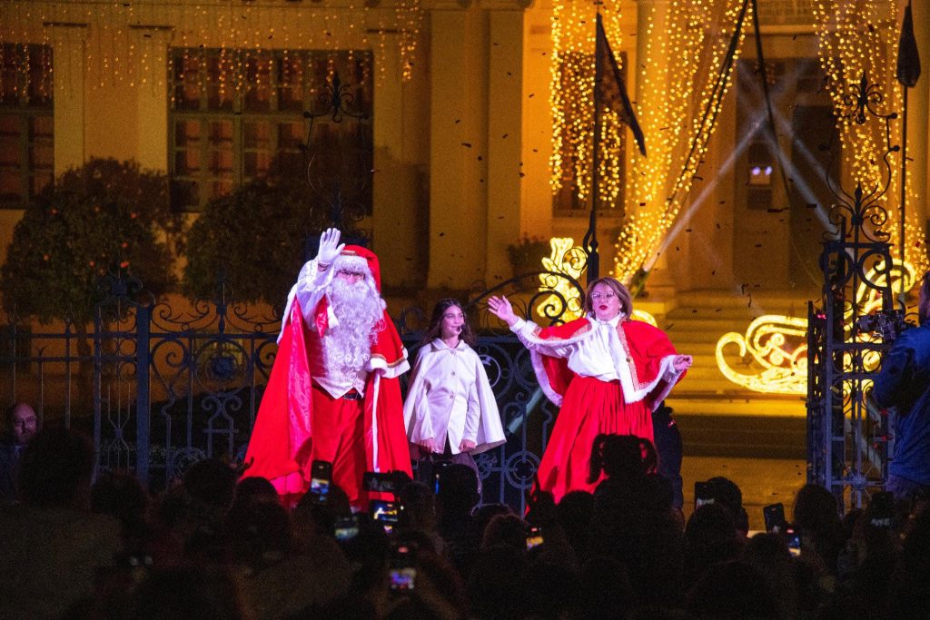 Εντυπωσιακή η άφιξη του Άγιου Βασίλη στην Καλλονή της Λέσβου (φωτογραφίες)