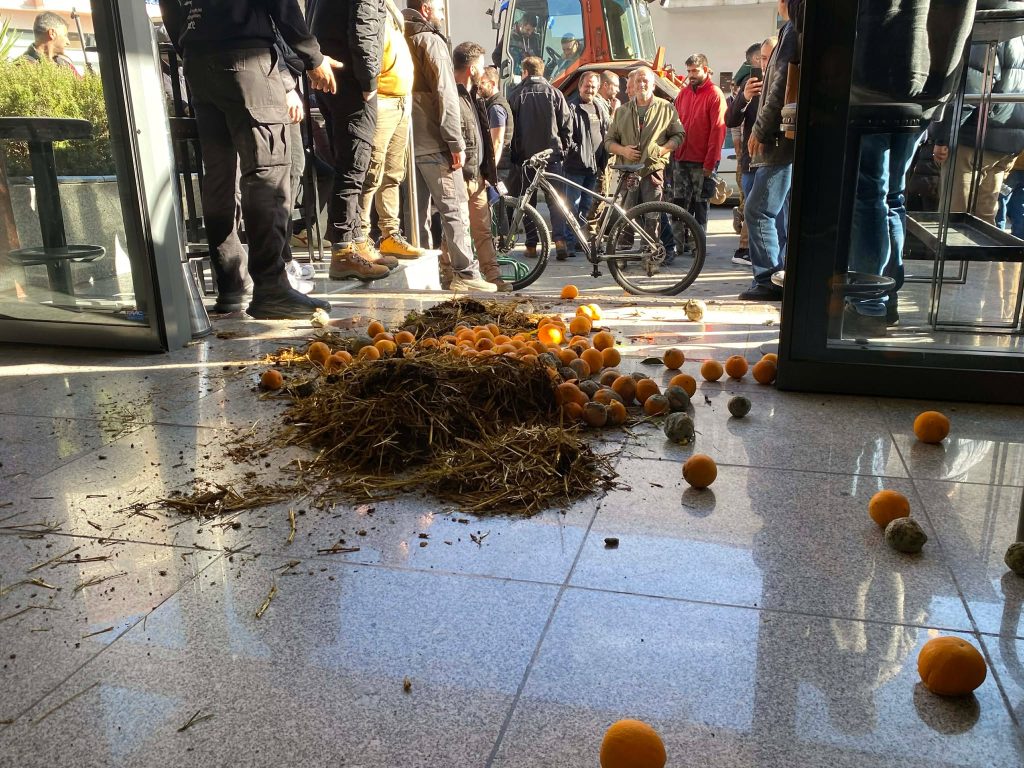 Με τρακτέρ και πορτοκάλια στην είσοδο η κατάληψη στα γραφεία του ΕΛΓΑ από τους αγρότες της Αρκαδίας και Μεσσηνίας