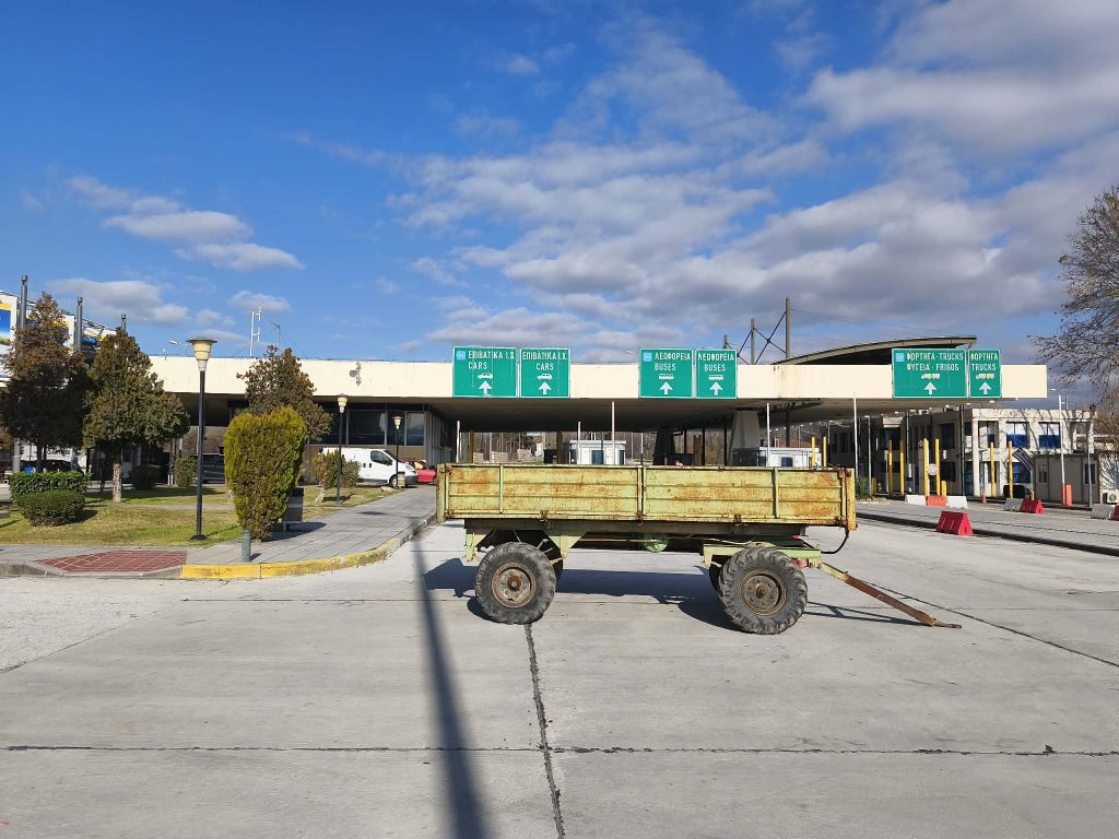 Συνεχίζουν τον αποκλεισμό στον Προμαχώνα οι αγρότες μέχρι το βράδυ