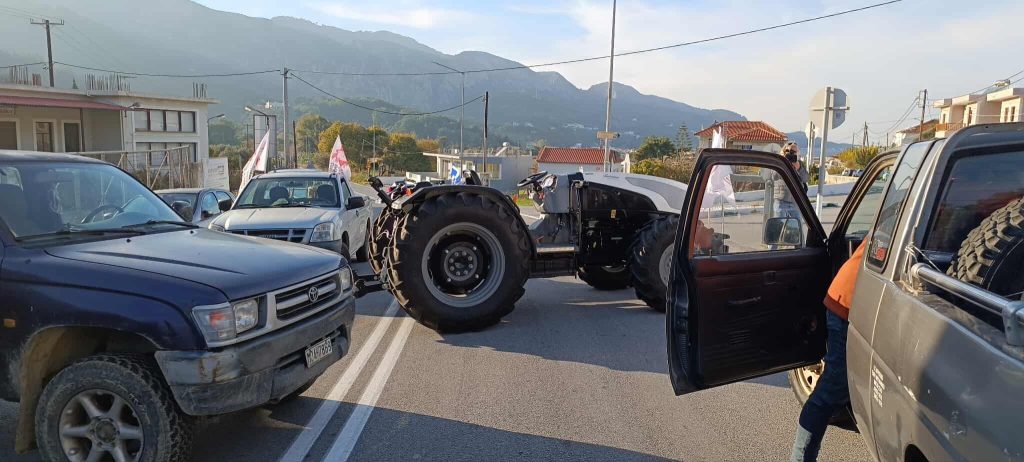 Επιμένουν και οι αγρότες της Σάμου στήνοντας μπλόκο στο Κοκκάρι