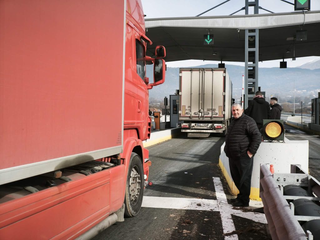 Αγρότες σηκώνουν τις μπάρες των διοδίων για ελεύθερες διελεύσεις πολιτών – Συνεχίζονται οι κινητοποιήσεις σε όλη τη χώρα