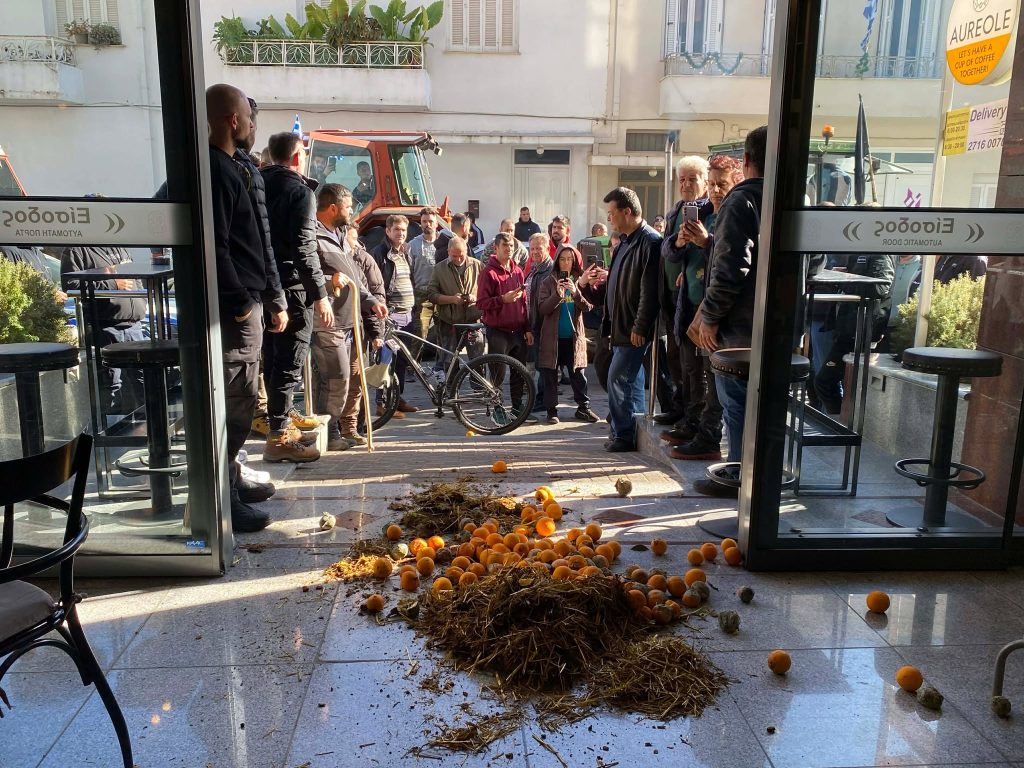 Με τρακτέρ και πορτοκάλια στην είσοδο η κατάληψη στα γραφεία του ΕΛΓΑ από τους αγρότες της Αρκαδίας και Μεσσηνίας
