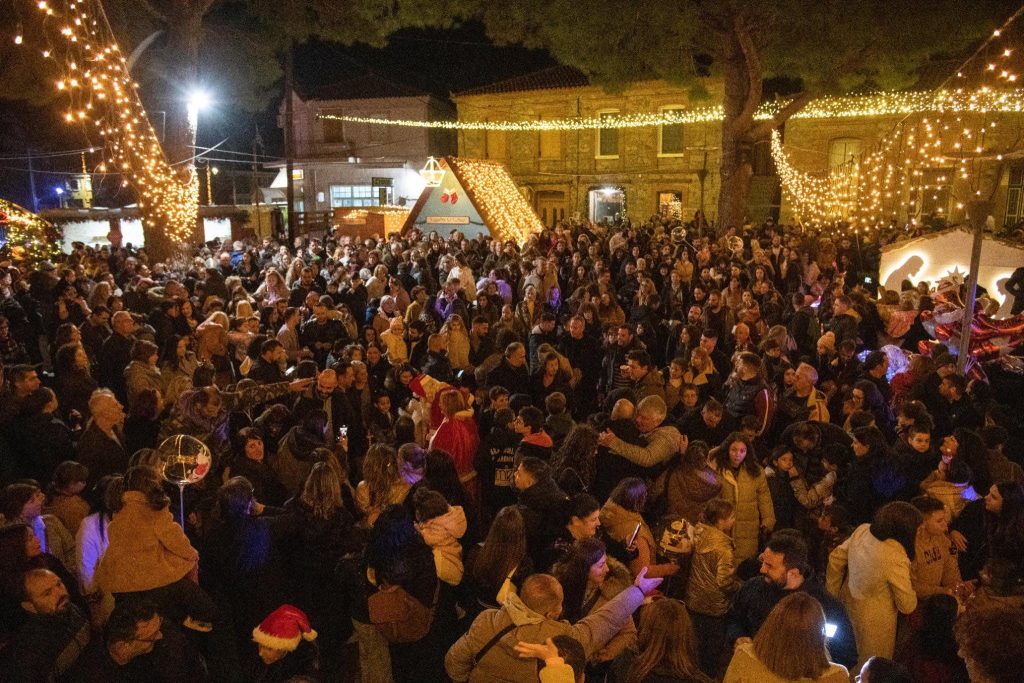 Εντυπωσιακή η άφιξη του Άγιου Βασίλη στην Καλλονή της Λέσβου (φωτογραφίες)