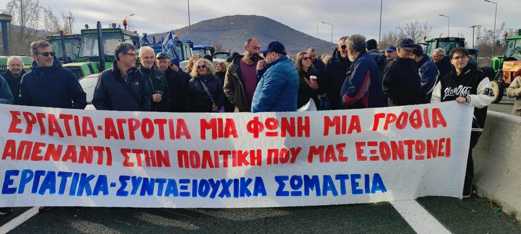 Ουρές χιλιομέτρων από φορτηγά μετά το μπλόκο στην Εγνατία από αγρότες και κτηνοτρόφους στη Σιάτιστα Κοζάνης