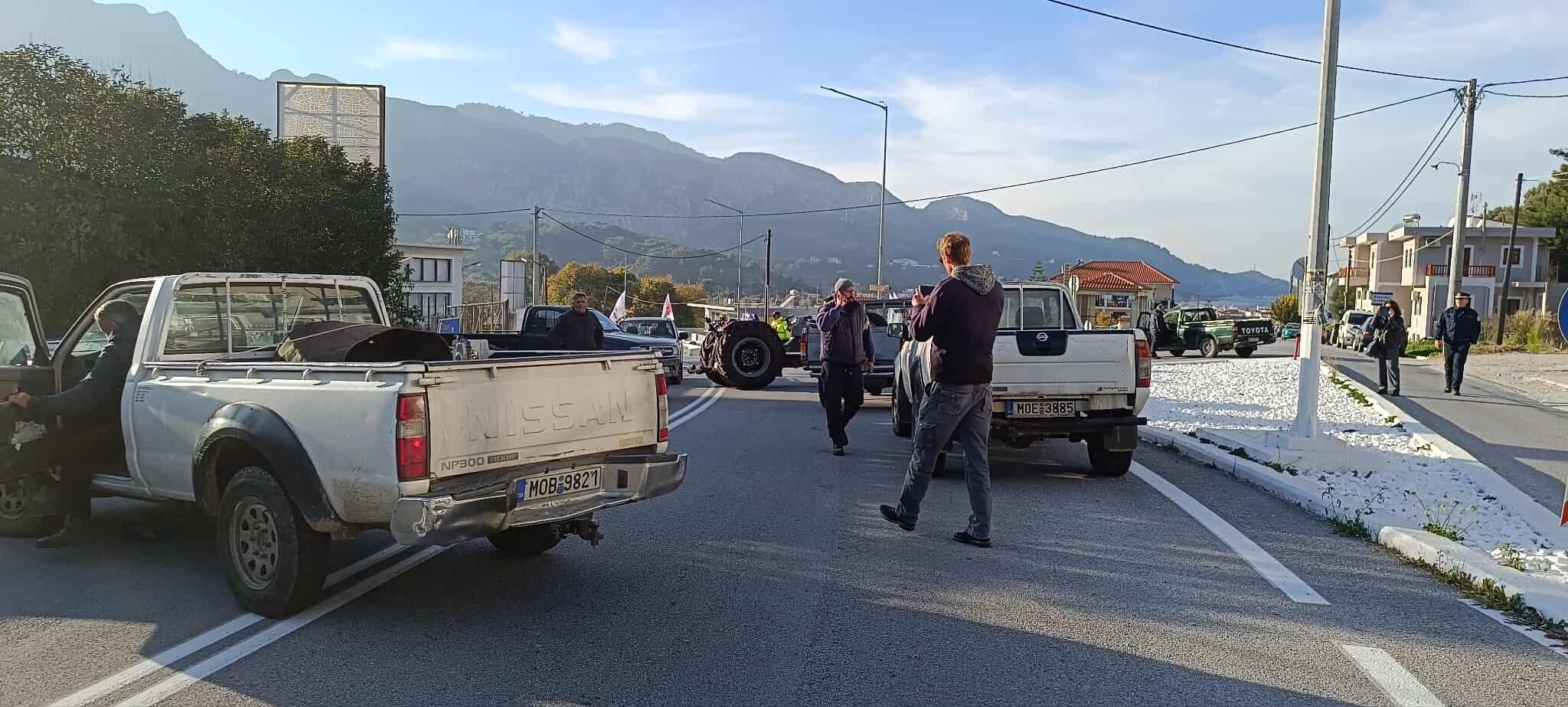 Επιμένουν και οι αγρότες της Σάμου στήνοντας μπλόκο στο Κοκκάρι
