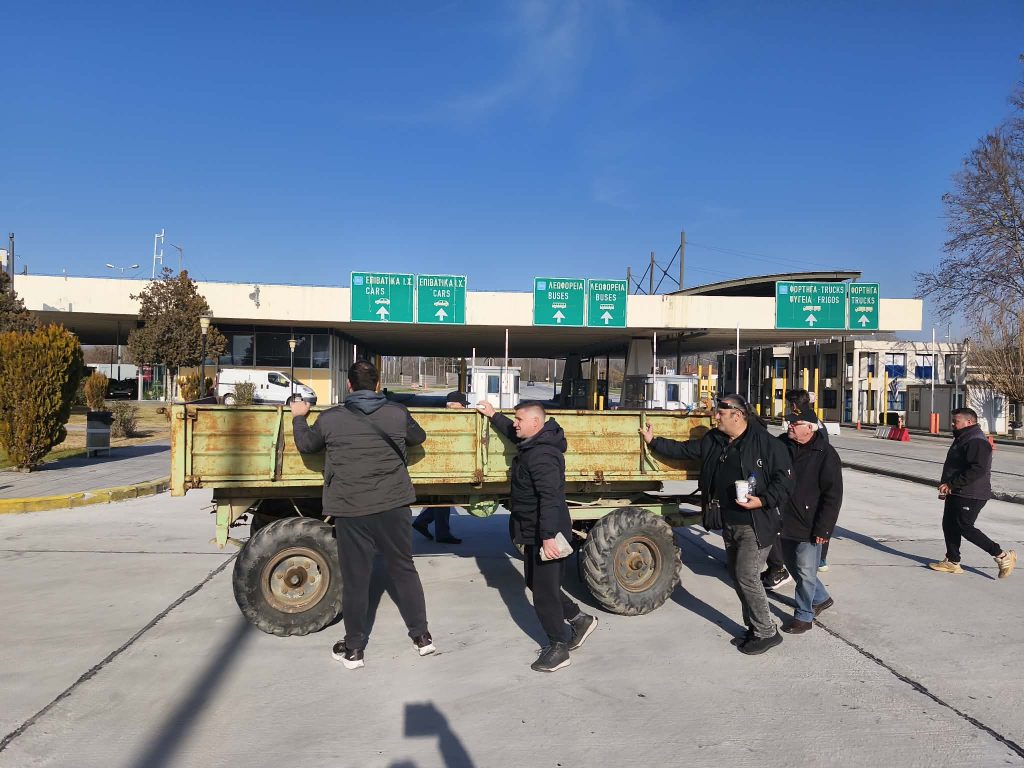 Αγρότες σηκώνουν τις μπάρες των διοδίων για ελεύθερες διελεύσεις πολιτών – Συνεχίζονται οι κινητοποιήσεις σε όλη τη χώρα