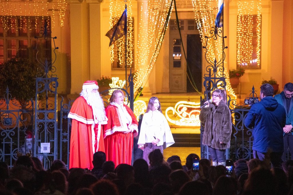 Εντυπωσιακή η άφιξη του Άγιου Βασίλη στην Καλλονή της Λέσβου (φωτογραφίες)