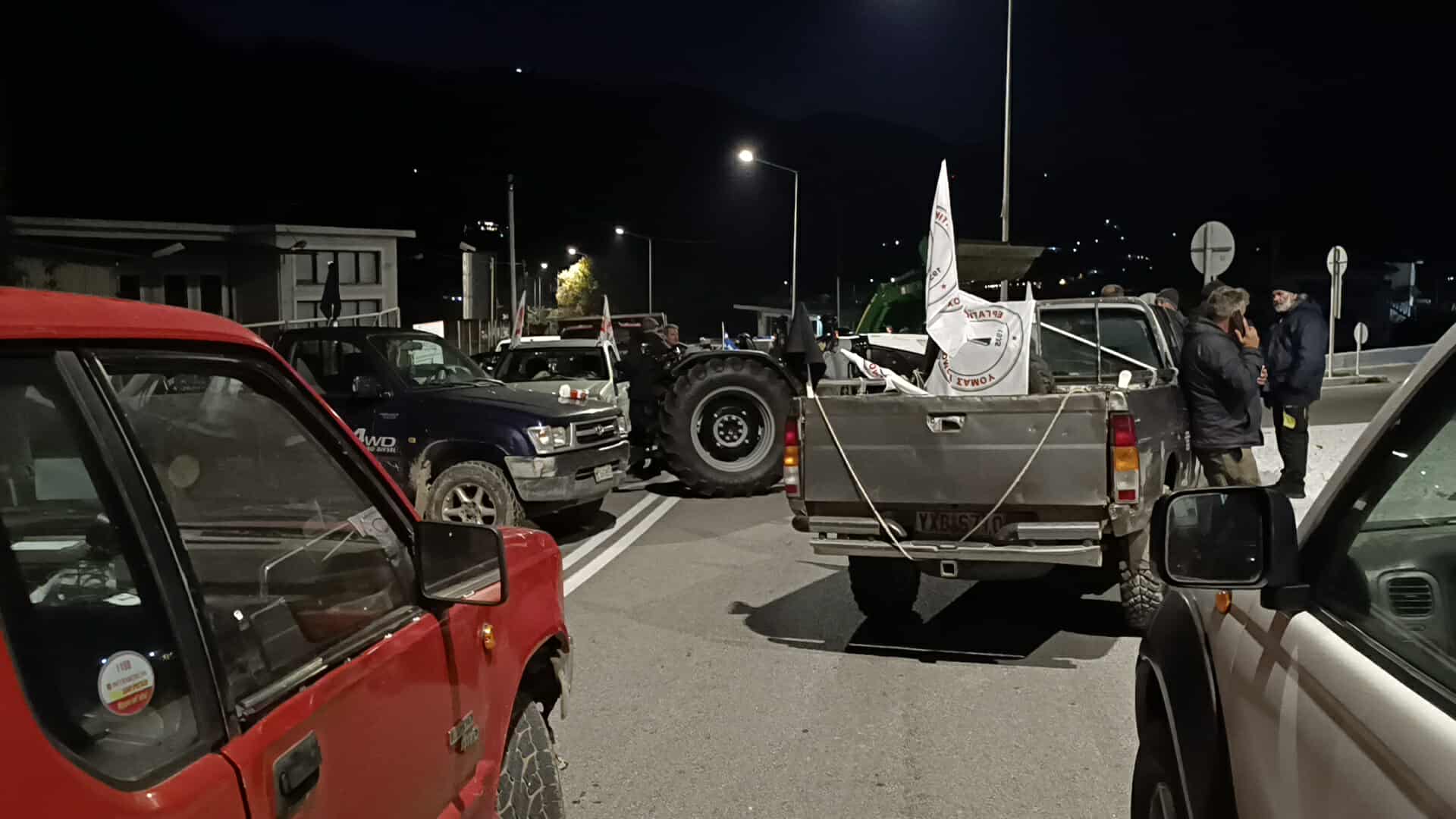 Σάμος: Μαζικό μπλόκο αγροτών στο Κοκκάρι στην Εθνική Οδό