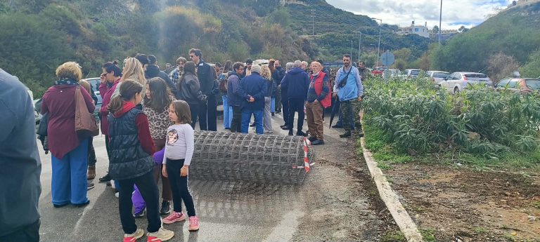 Κλιμακώνουν τις κινητοποιήσεις τους οι αγρότες και στα Χανιά – Στήθηκε το πρώτο μπλόκο