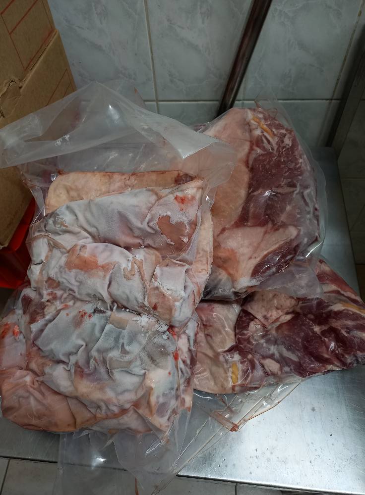 Κατασχέθηκαν 12 τόνοι ακατάλληλων προϊόντων στην Αττική: Χαλασμένα μπιφτέκια, βρόμικους πάγκους και άθλιες συνθήκες υγιεινής εντόπισαν έλεγχοι της Περιφέρειας