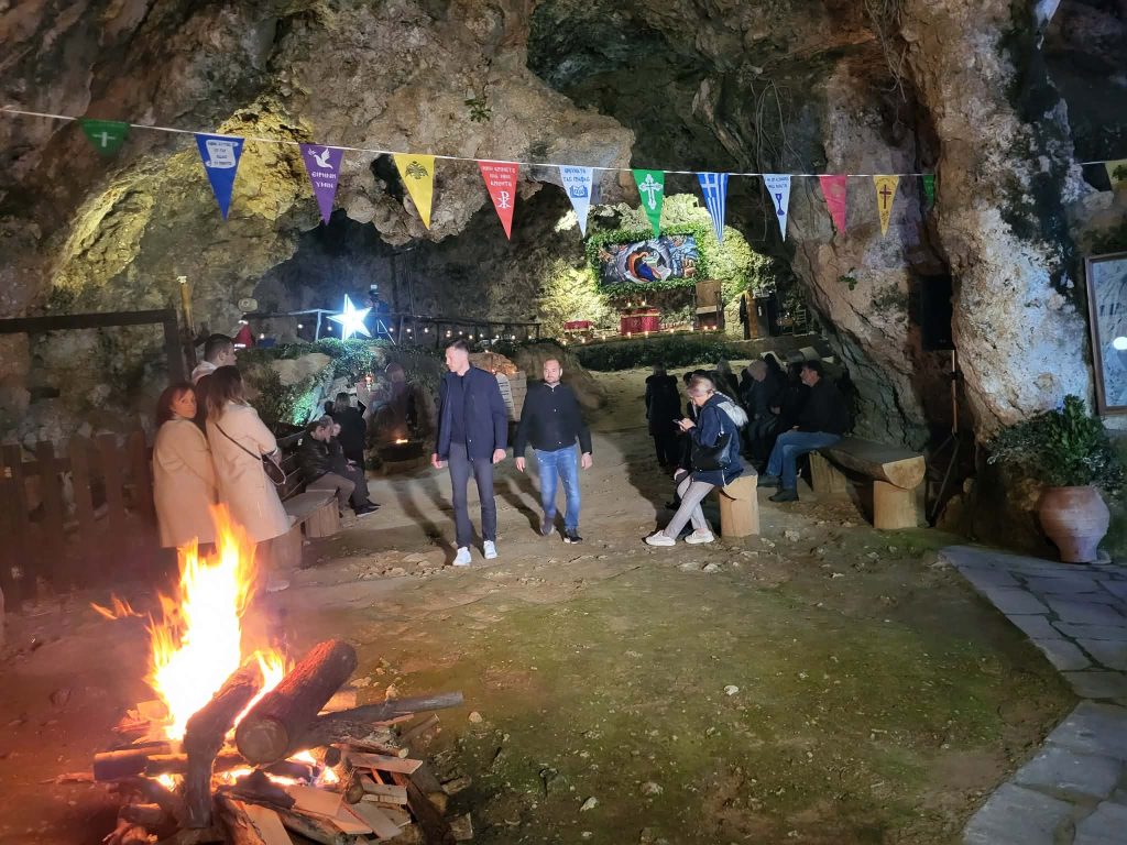 Χανιά: Σε κλίμα κατάνυξης η λειτουργία με την αναπαράσταση της Θείας γέννησης στο σπήλαιο Μαραθοκεφάλας