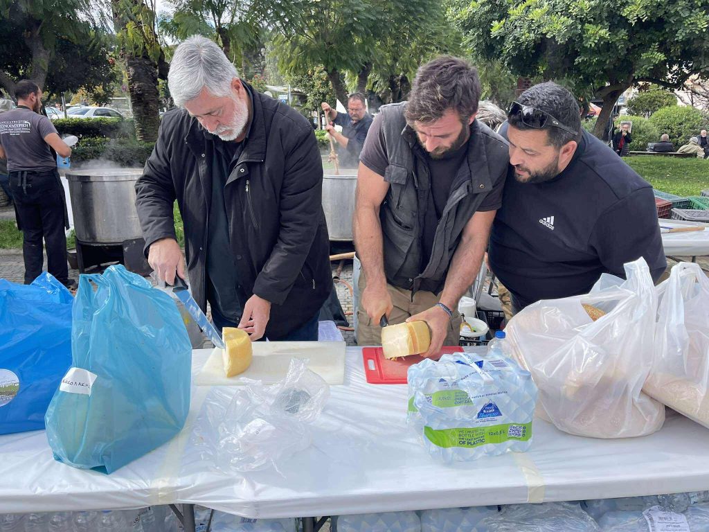 Με καζάνια και βραστό κρέας η κινητοποίηση των αγροτών στο Ρέθυμνο