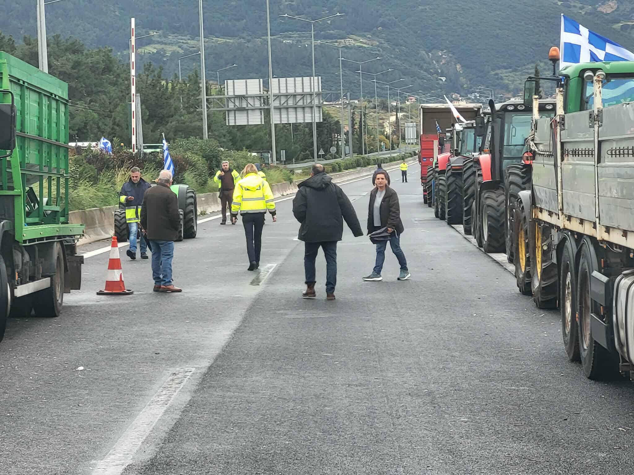 Ανοίγουν μια λωρίδα κυκλοφορίας στην Περιμετρική της Πάτρας οι αγρότες της Αχαΐας
