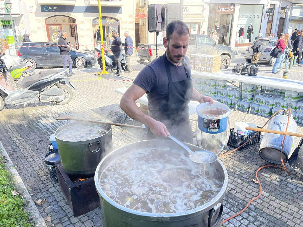 Με καζάνια και βραστό κρέας η κινητοποίηση των αγροτών στο Ρέθυμνο