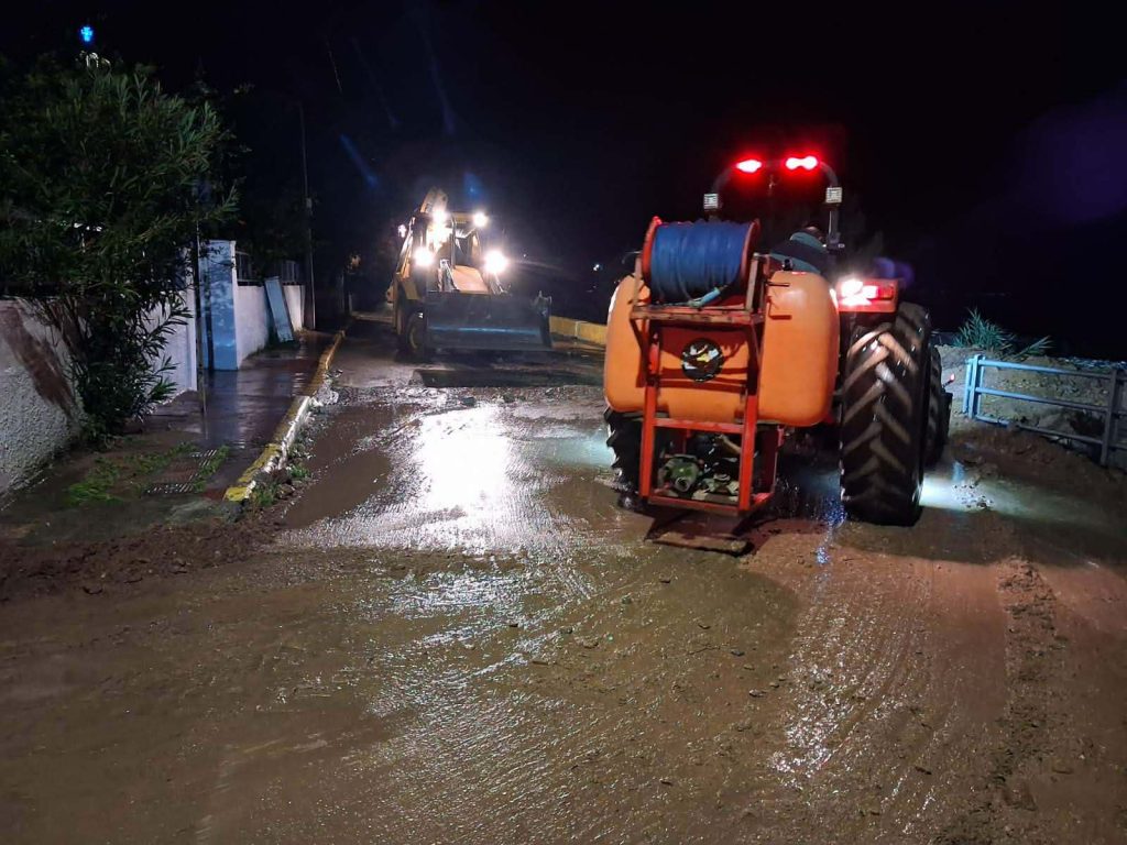 Μεσσηνία: Πλημμύρισε ο δρόμος στη Μικρή Μαντίνεια – Απομακρύνθηκαν τόνοι φερτών υλικών