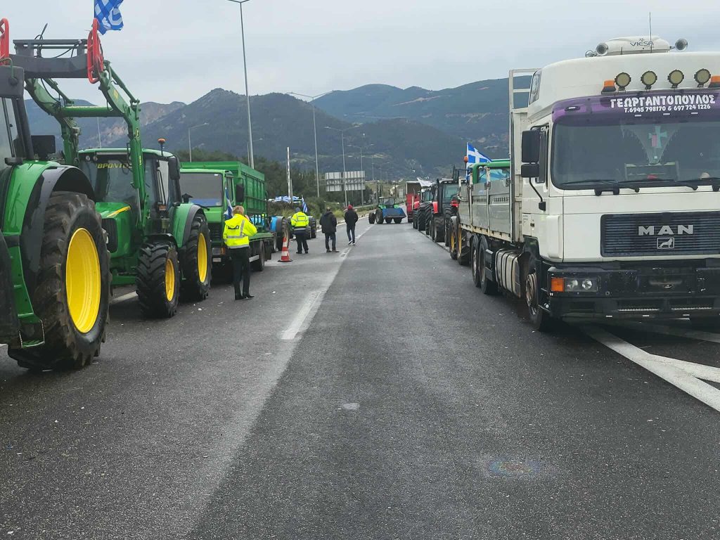 Ανοίγουν μια λωρίδα κυκλοφορίας στην Περιμετρική της Πάτρας οι αγρότες της Αχαΐας