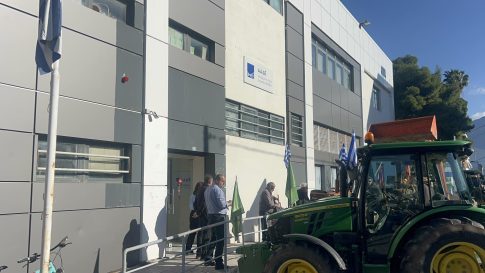 Στα δύο κόβεται η Ελλάδα με αποκλεισμούς και παρακαμπτήριων: Οι αγρότες έκλεισαν επ’ αόριστον την Εθνική Αντιρρίου – Ιωαννίνων